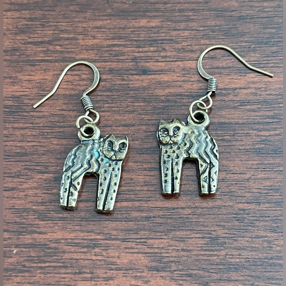 Bronze etched cat drop earrings Artisan-made - Picture 4 of 4